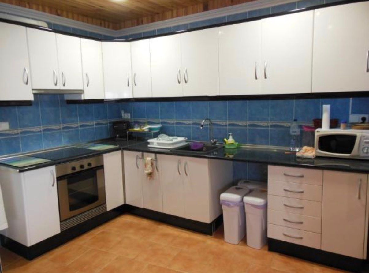 Cocina equipada con horno, vitrocerámica y microondas