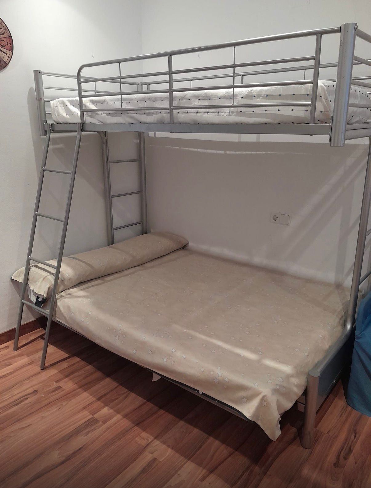 Litera con cama de matrimonio abajo e individual arriba