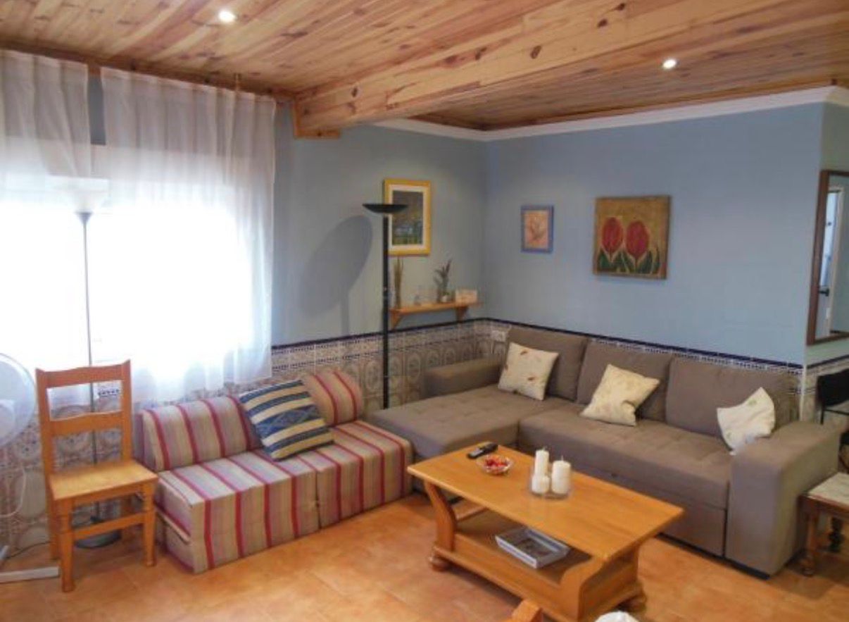 Salón de Casa Blanca con sofás y techo de madera